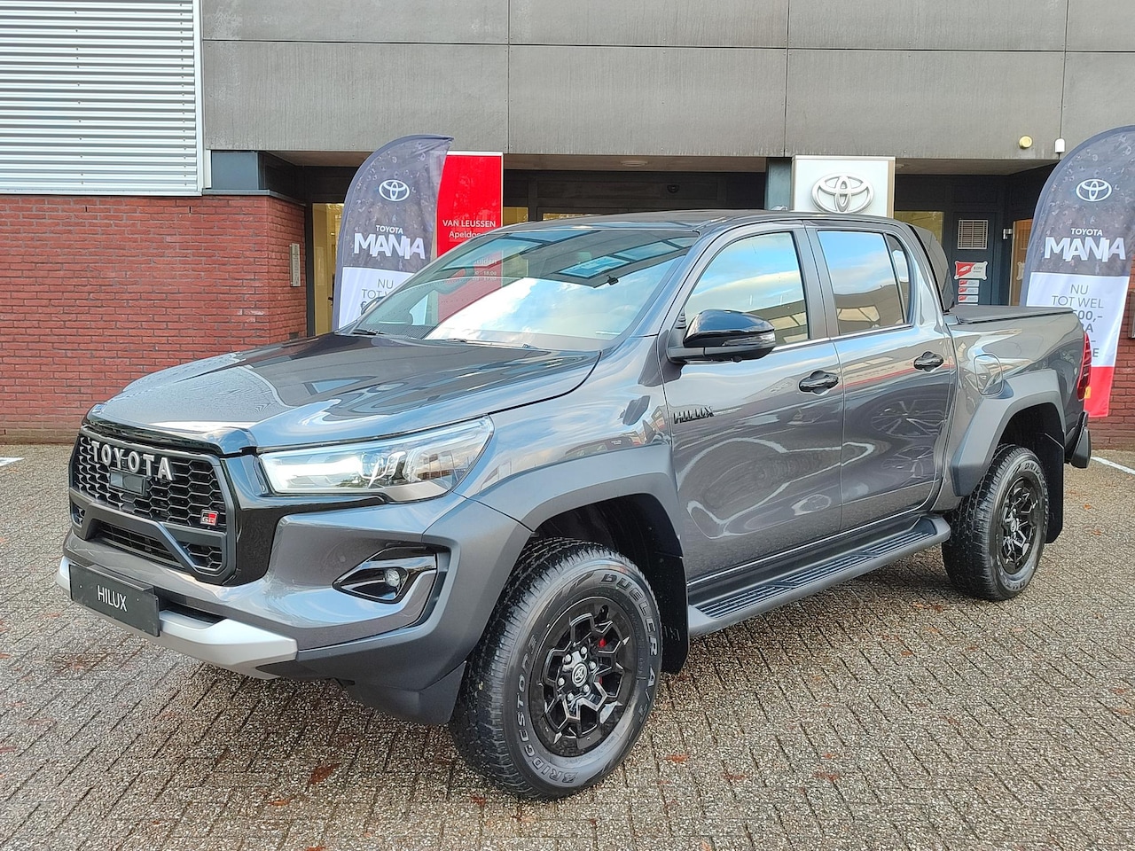 Toyota HiLux - 2.8 D-4D DC GR-SPORT NIEUW DIRECT LEVERBAAR! UNIEK! JBL-AUDIO 360-CAMERA STOEL/STUURVERW S - AutoWereld.nl