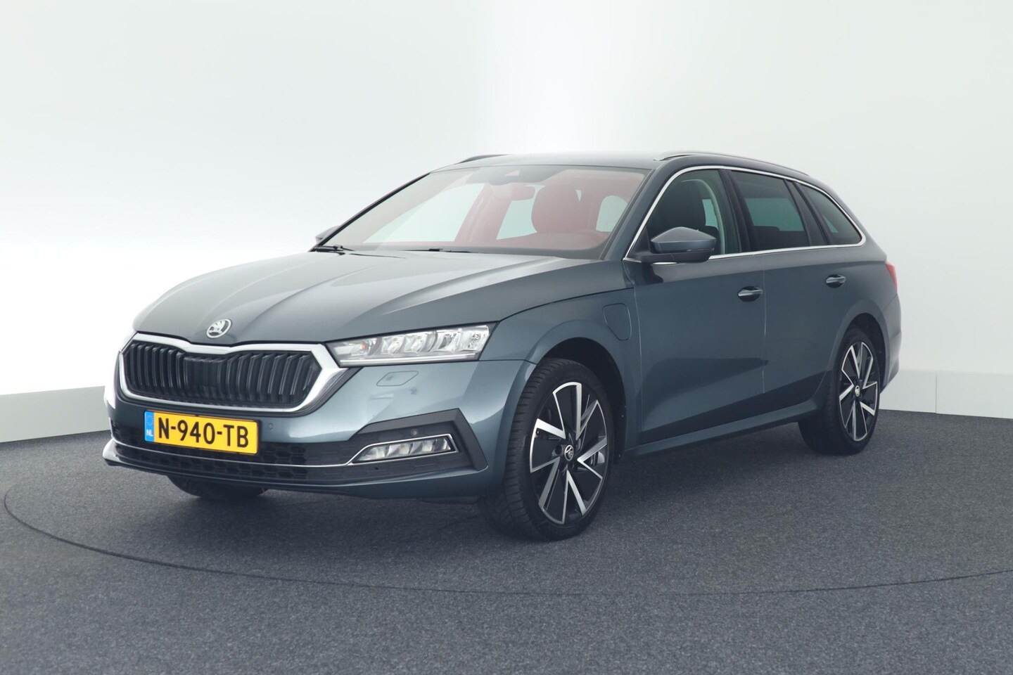 Skoda Octavia Combi - 1.4 TSI iV 204pk PHEV Business Edition Plus Trekhaak Camera Stoelverwarming Keyless Naviga - AutoWereld.nl