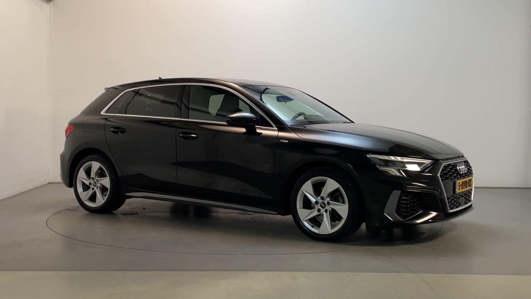 Audi A3 Sportback - 30 TFSI S Edition S-Tronic Navigatie Parkeersensoren DAB+ LED - AutoWereld.nl