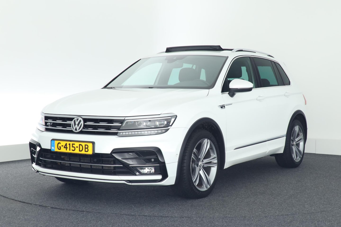 Volkswagen Tiguan - 1.5 TSI 150pk DSG ACT R-Line Highline Trekhaak Camera Stoelverwarming Virtual Cockpit Pano - AutoWereld.nl