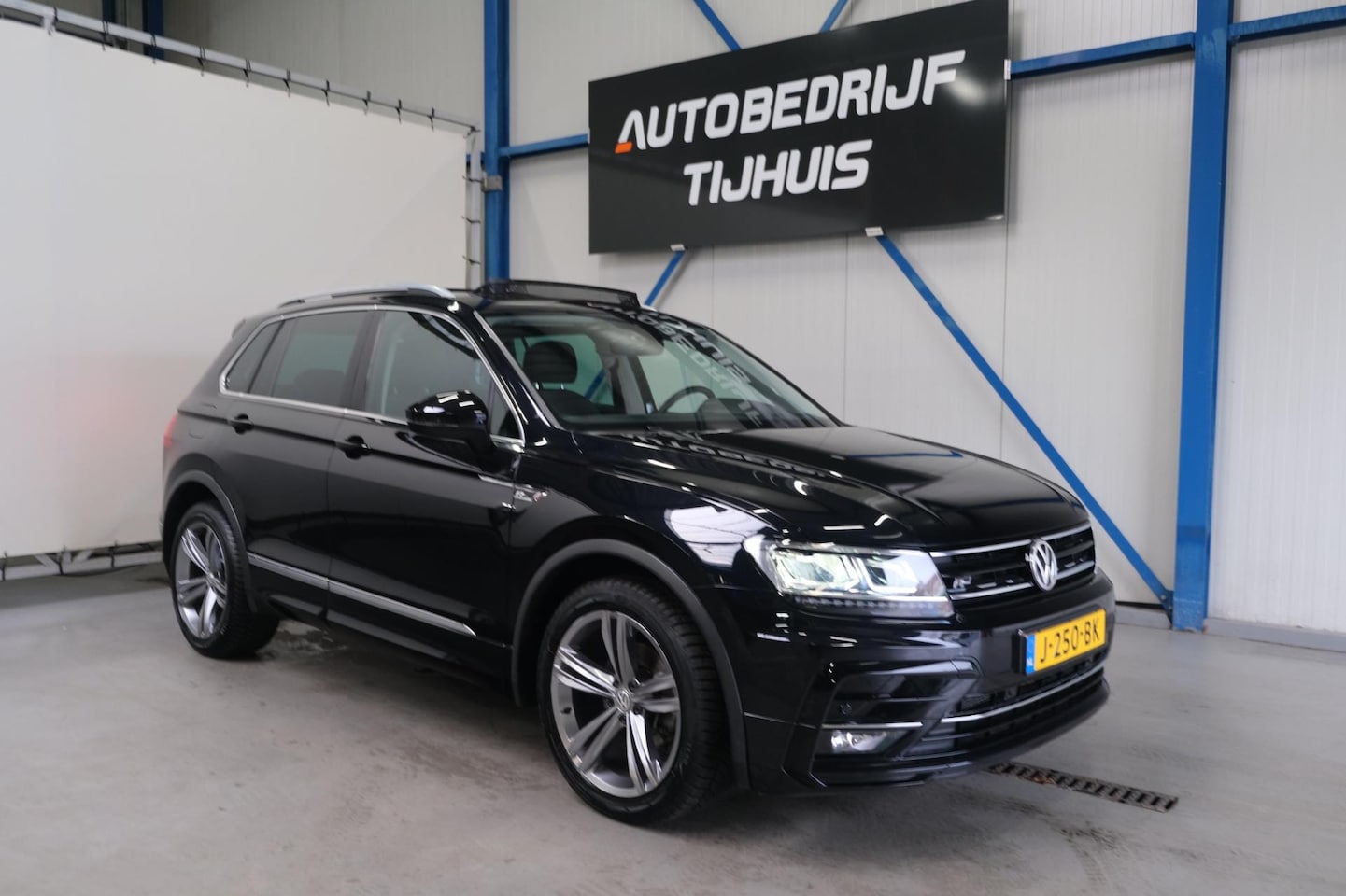 Volkswagen Tiguan - 1.5 TSI ACT Highline R-Line - N.A.P. Airco, Cruise, Panodak, Navi, - AutoWereld.nl