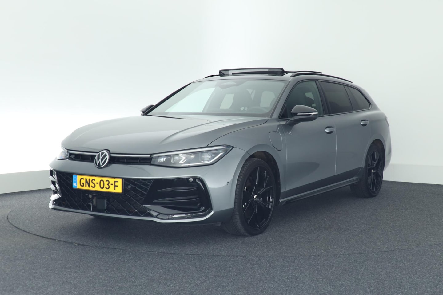 Volkswagen Passat Variant - 1.5 eHybrid 204pk R-Line Edition Black Style Trekhaak Camera Head-Up Panoramadak Leder Mem - AutoWereld.nl