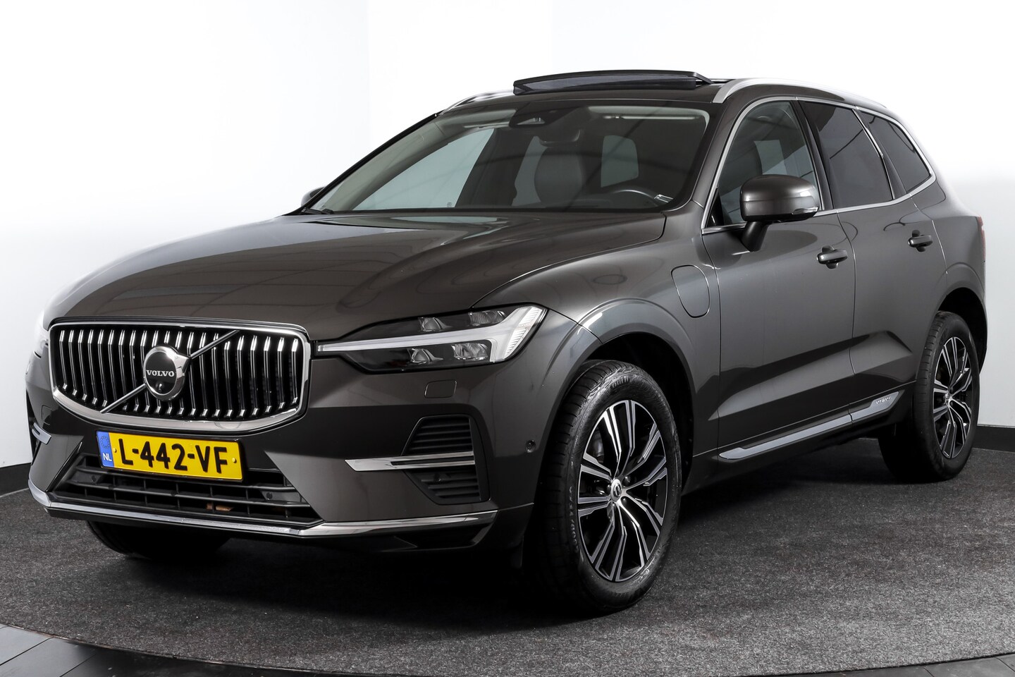 Volvo XC60 - 2.0 T6 Plug-in hybrid AWD Inscription Exclusive Orig. NL | Luchtvering | Elek. Trekhaak | - AutoWereld.nl