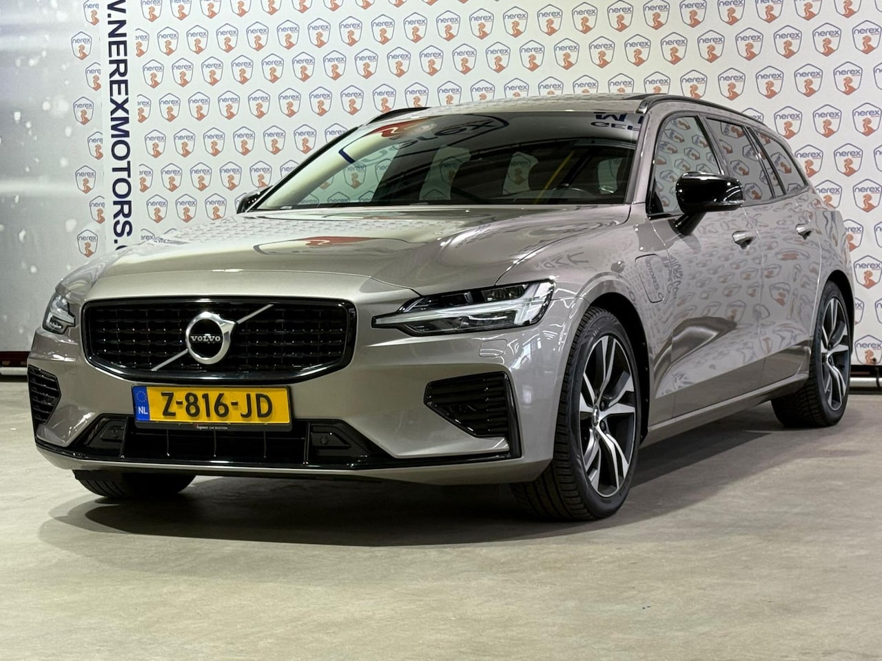 Volvo V60 - 2.0 T8 Twin Engine AWD R-Design/Pano/Memory/Camera/Carplay - AutoWereld.nl