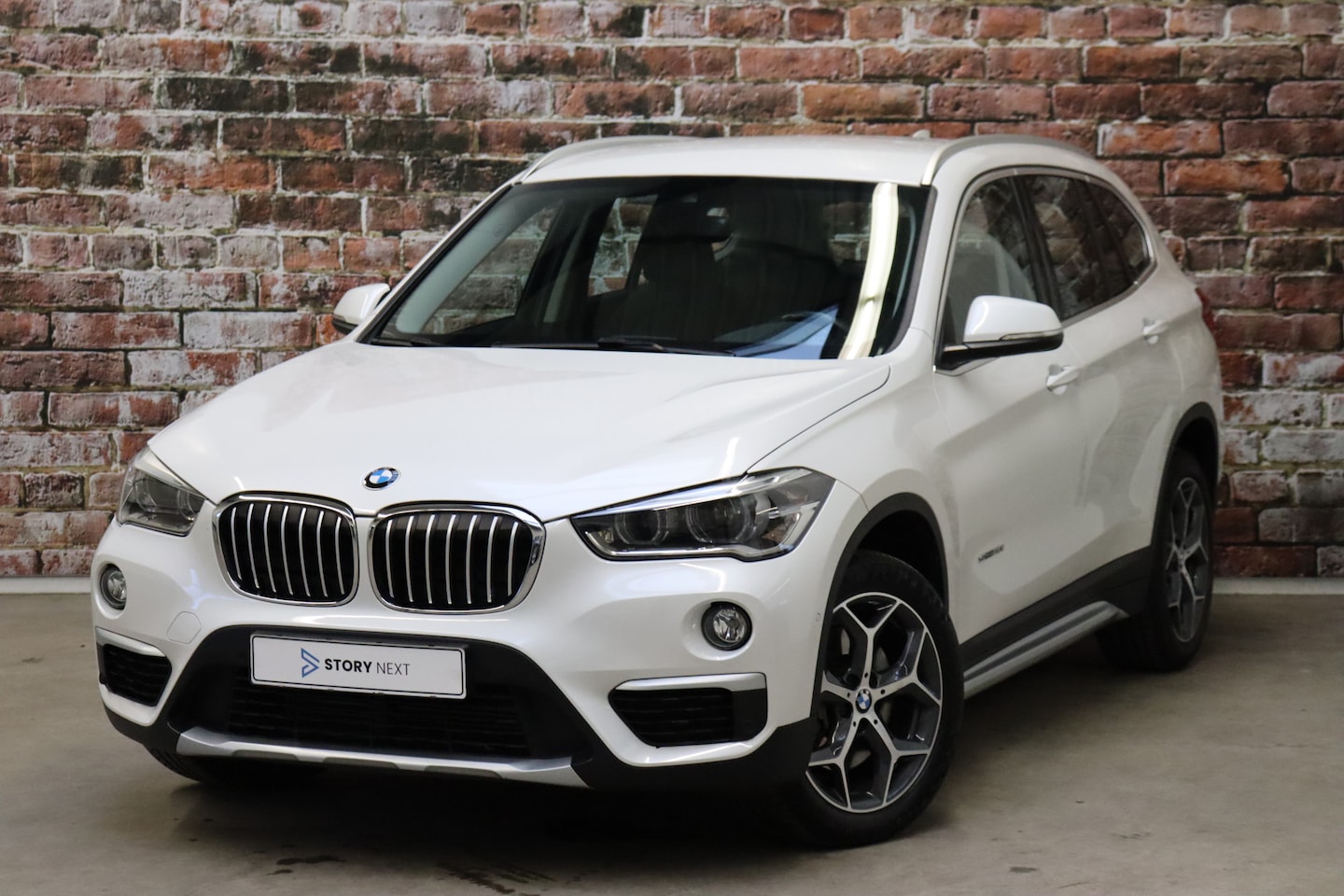 BMW X1 - sDrive20i Executive xLine Automaat / Navigatiesysteem / Trekhaak / LED / Cruise Control / - AutoWereld.nl