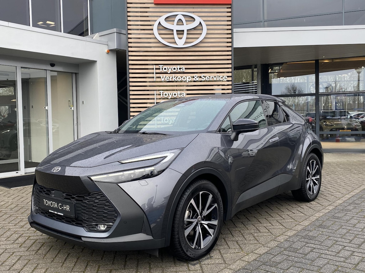 Toyota C-HR - 1.8 Hybrid 140 First Edition ALL-SEASON STOEL/STUURVERW PARK-SENSOREN BLIND-SPOT APPLE/AND - AutoWereld.nl