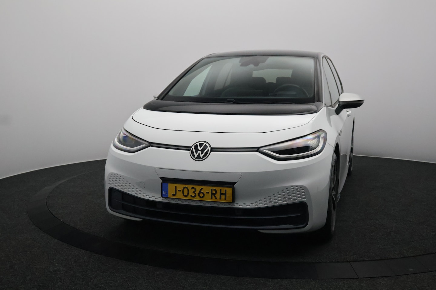 Volkswagen ID.3 - First Plus 58 kWh SOH 93,5% | IQ Light | Navigatie | Camera | Stoel/Stuurverwarming - AutoWereld.nl