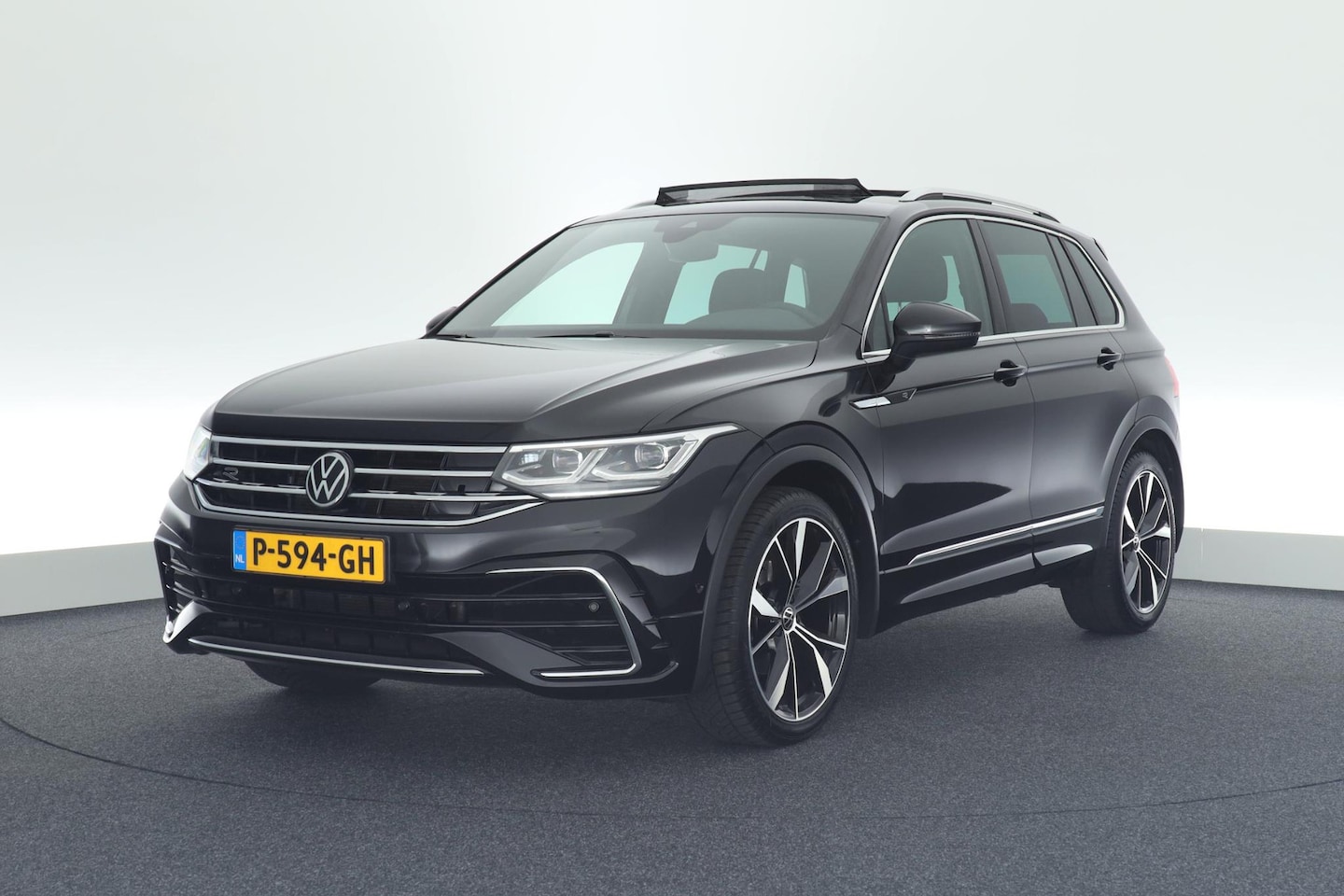Volkswagen Tiguan - 1.5 TSI 150pk DSG R-Line Business+ Trekhaak Camera Keyless Stoelverwarming Virtual Cockpit - AutoWereld.nl