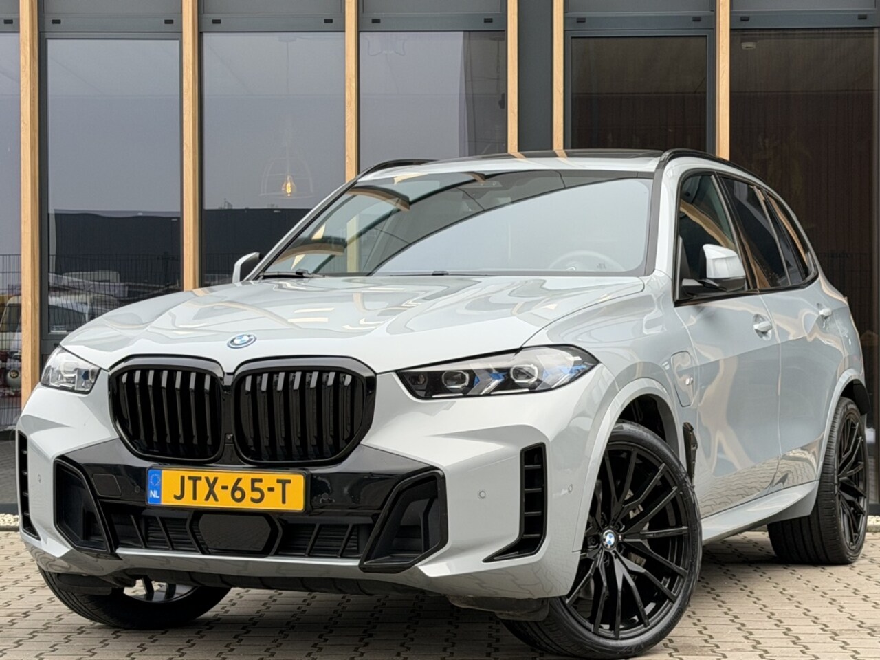BMW X5 - xDrive 50e M-Sport | Skylounge | Driving Assistant | 22 inch - AutoWereld.nl