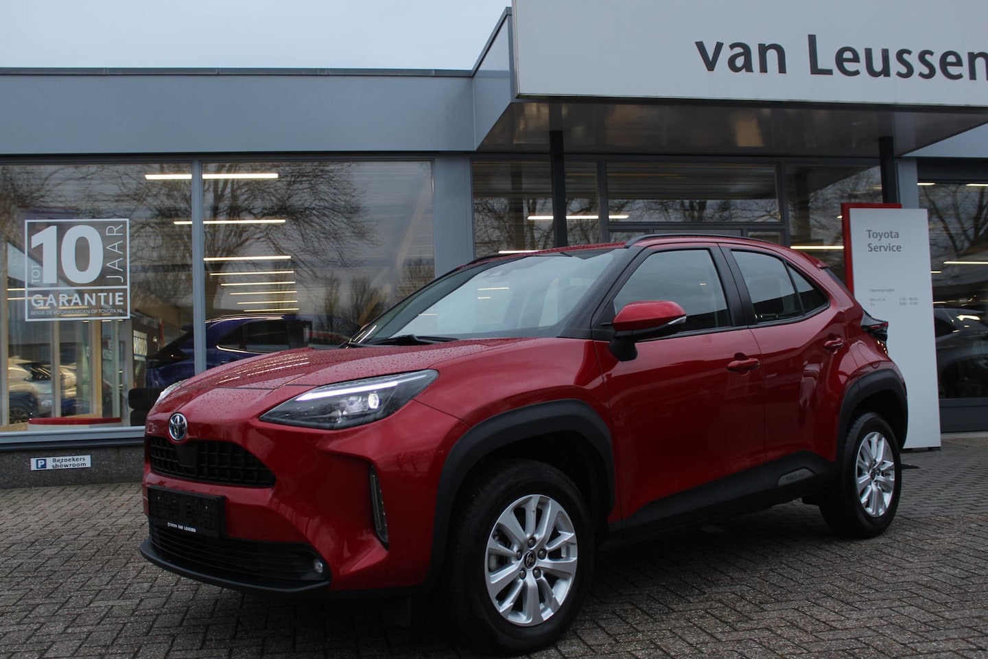 Toyota Yaris Cross - 1.5 HYBRID 115 STOEL-STUUR & RUITENWISSER VERW. KEYLESS CAMERA CLIMA AD-CRUISE APPLE / AND - AutoWereld.nl