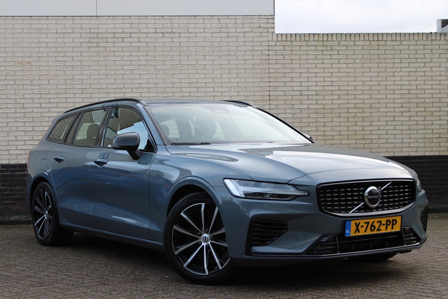 Volvo V60 - 2.0 T6 Plug-in hybrid AWD Plus Dark | Camera | Elektrische achterklep | Leder | Memory - AutoWereld.nl