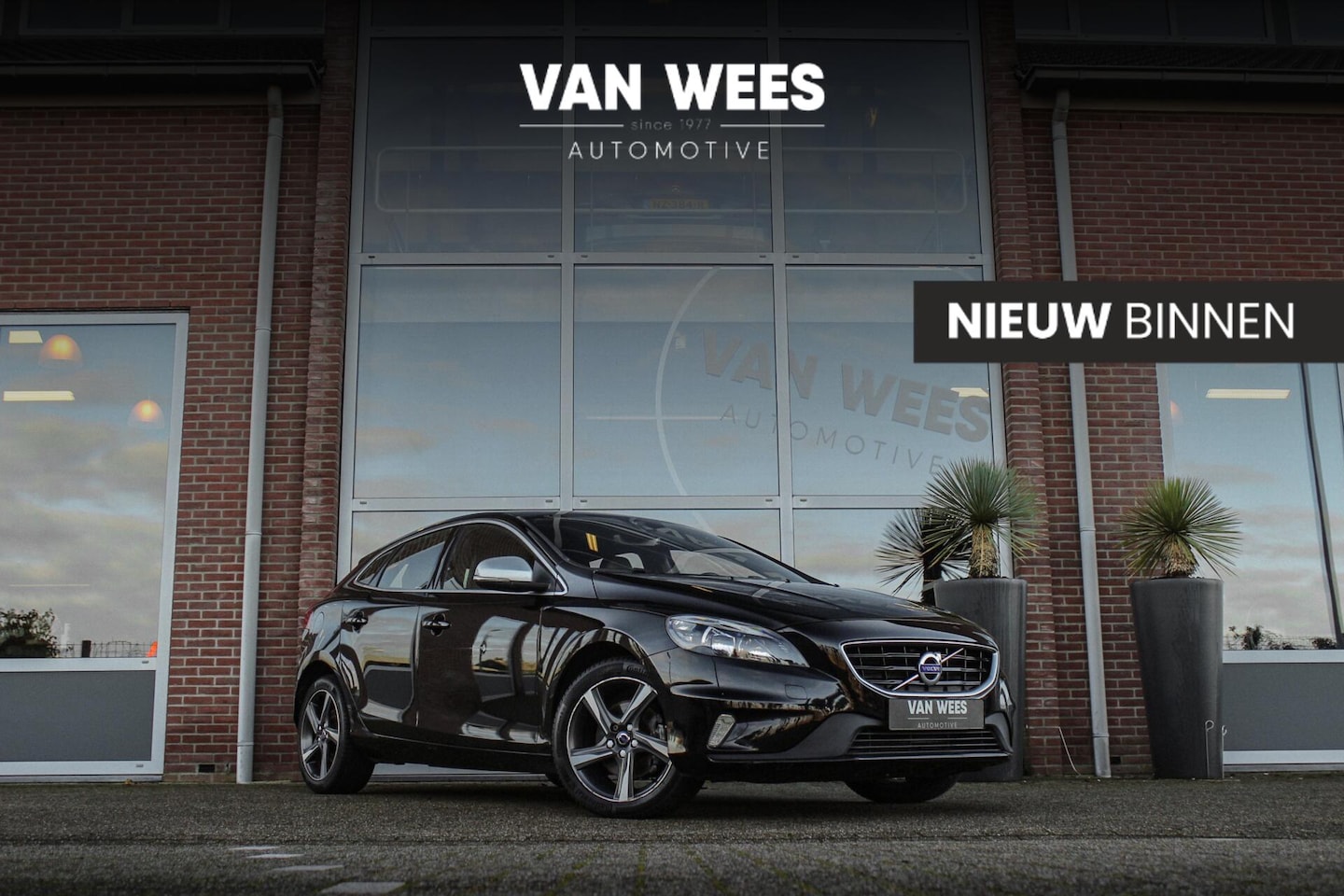 Volvo V40 - 2.0 T2 R-Design | 2e eigenaar | Navigatie | 17 inch | Climate control | Alcantara/leer | S - AutoWereld.nl