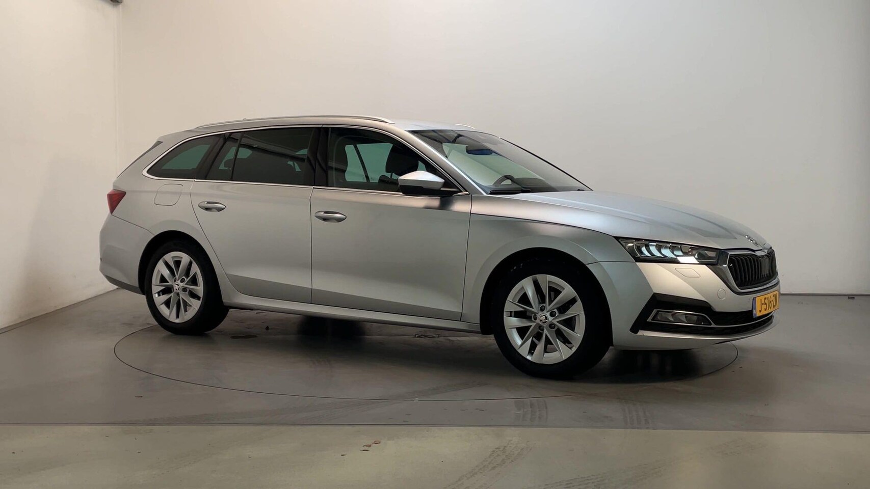 Skoda Octavia Combi - 1.5 TSI 150pk First Edition Stoelverwarming Navigatie Parkeersensoren DAB+ - AutoWereld.nl