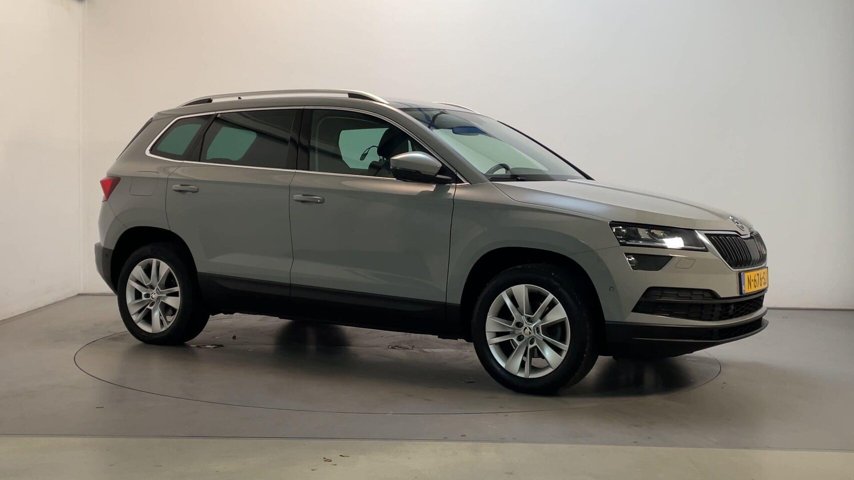 Skoda Karoq - 1.5 TSI 150pk DSG ACT Business Edition Plus Sfeerverlichting Leder Stoelverwarming - AutoWereld.nl