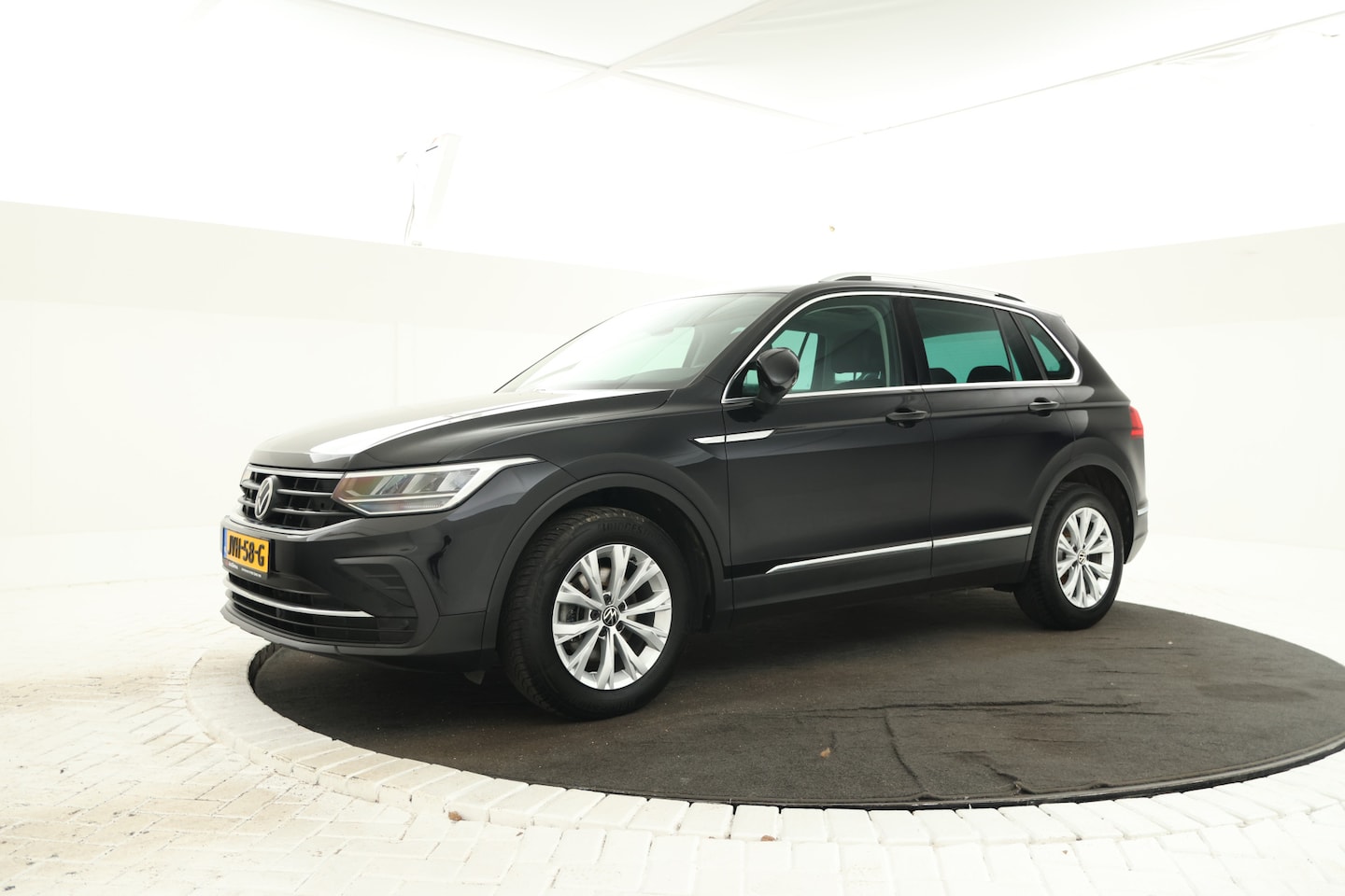 Volkswagen Tiguan - 1.5 TSI Elegance Automaat, Volleder, Digital Dash - AutoWereld.nl