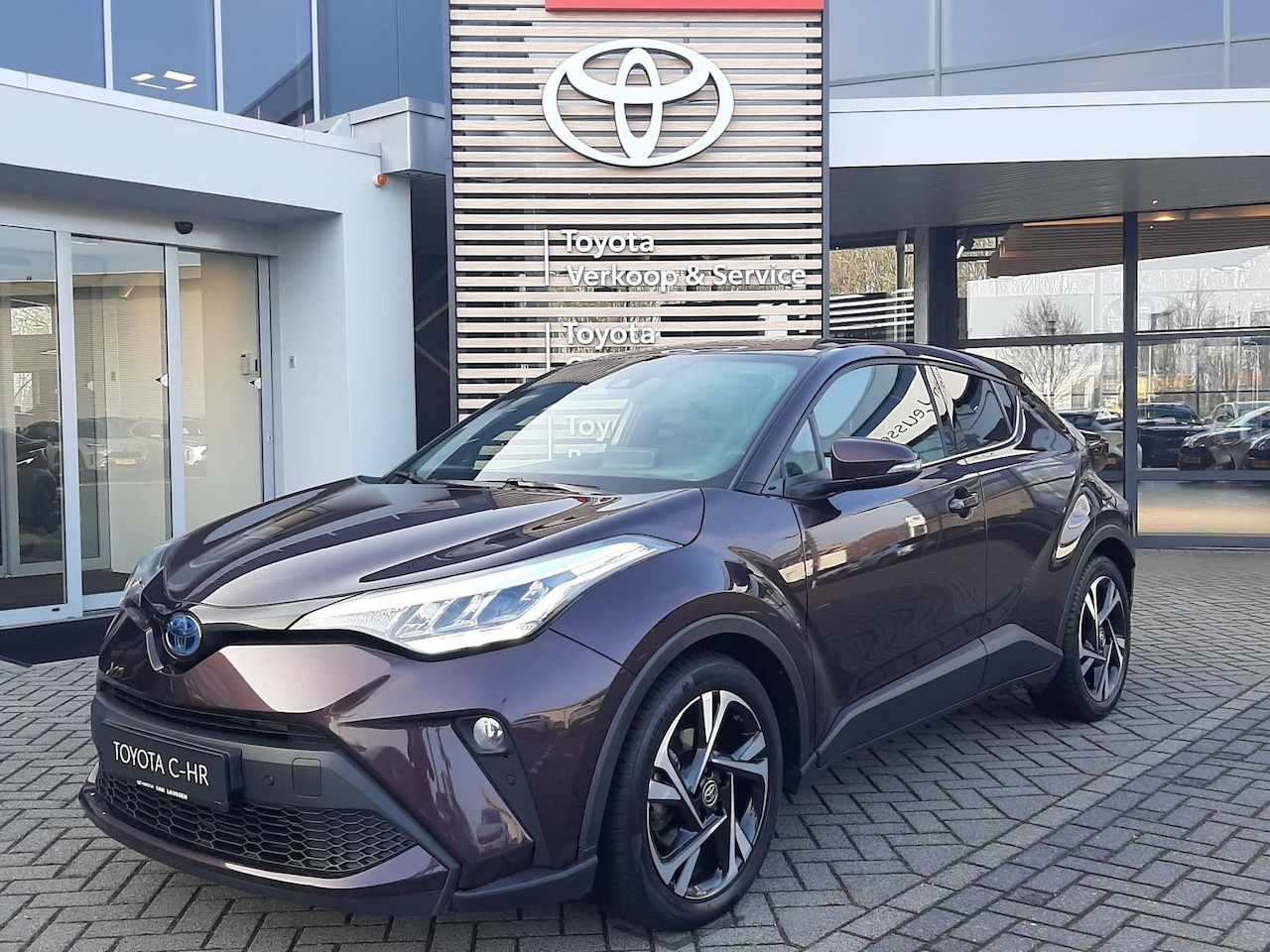 Toyota C-HR - 1.8 Hybrid Executive ALL-SEASON BLIND-SPOT KEYLESS PARK-SENSOREN LM-VELGEN APPLE/ANDROID A - AutoWereld.nl