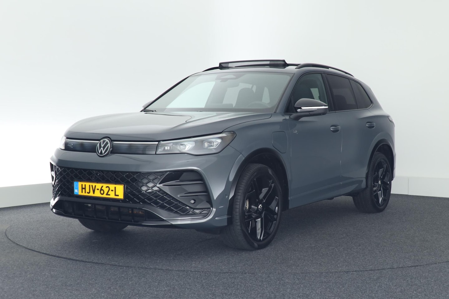 Volkswagen Tiguan - 1.5 204pk eHybrid R-Line Edition Black Style Trekhaak 360Camera harman/kardon Head-Up Pano - AutoWereld.nl
