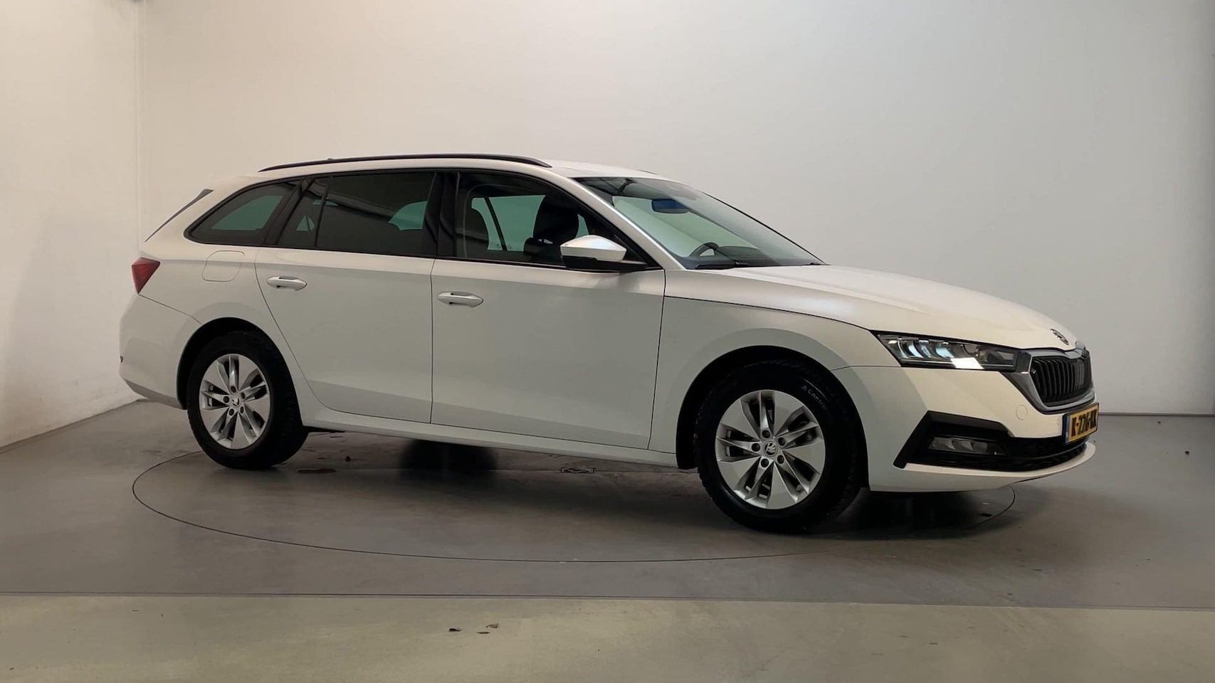 Skoda Octavia Combi - 1.0 TSI 110pk 6-bak Business Edition Navigatie Parkeersensoren DAB+ App-Connect - AutoWereld.nl