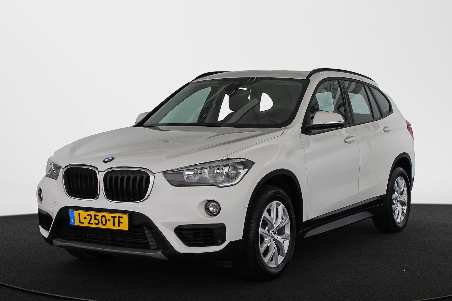 BMW X1 - sDrive18i Automaat Trekhaak Stoelverwarming Navigatie Clima - AutoWereld.nl