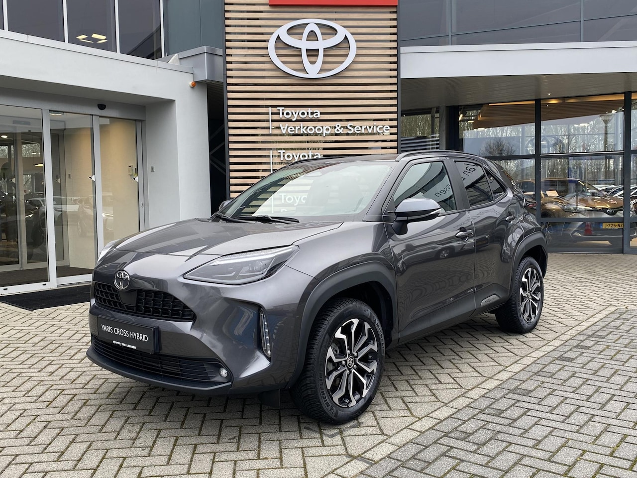 Toyota Yaris Cross - 1.5 Hybrid 115 First Edition ALL-SEASON STOEL/STUURVERW KEYLESS DRAADLOOS-LADEN APPLE/ANDR - AutoWereld.nl