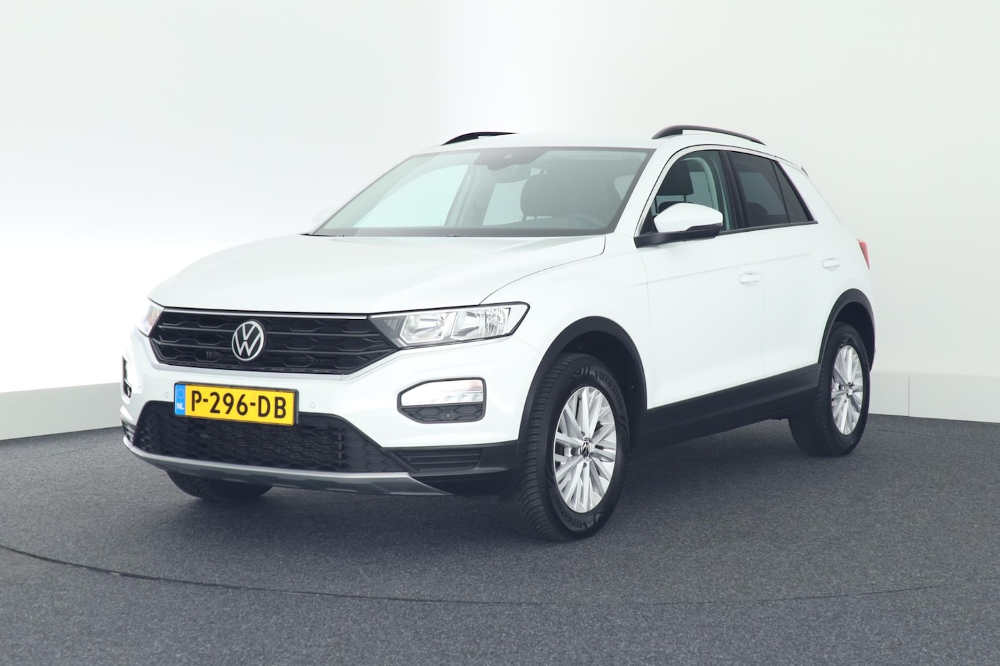 Volkswagen T-Roc - 1.0 TSI 110pk H6 Style Trekhaak Stoelverwarming Parkeersensoren Navigatie - AutoWereld.nl