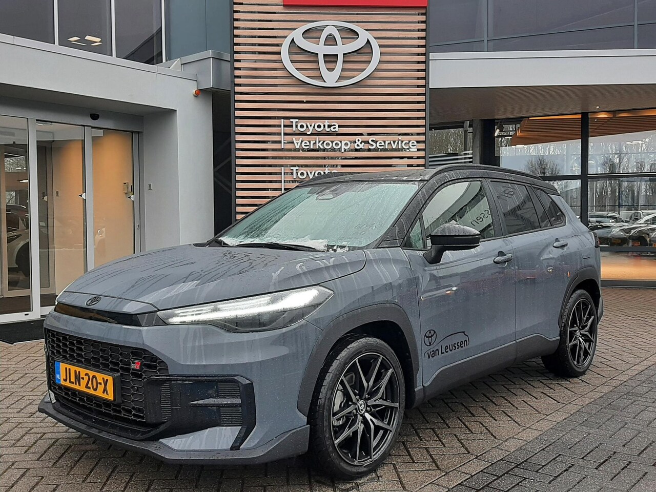 Toyota Corolla Cross - Hybrid 180 GR Sport STOEL/STUURVERW APPLE/ANDROID KEYLESS BLIND-SPOT PARK-SENSOREN AD-CRUI - AutoWereld.nl