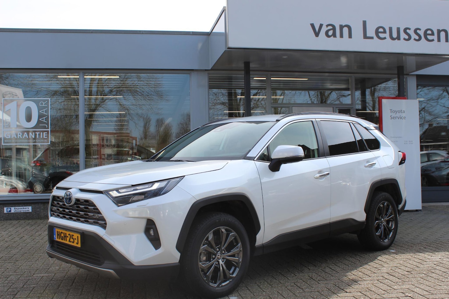 Toyota RAV4 - 2.5 HYBRID AWD EXECUTIVE TREKHAAK STUUR/STOEL/VOORRUITVERW.  EL-ACHTERKLEP DODEHOEK DETECT - AutoWereld.nl