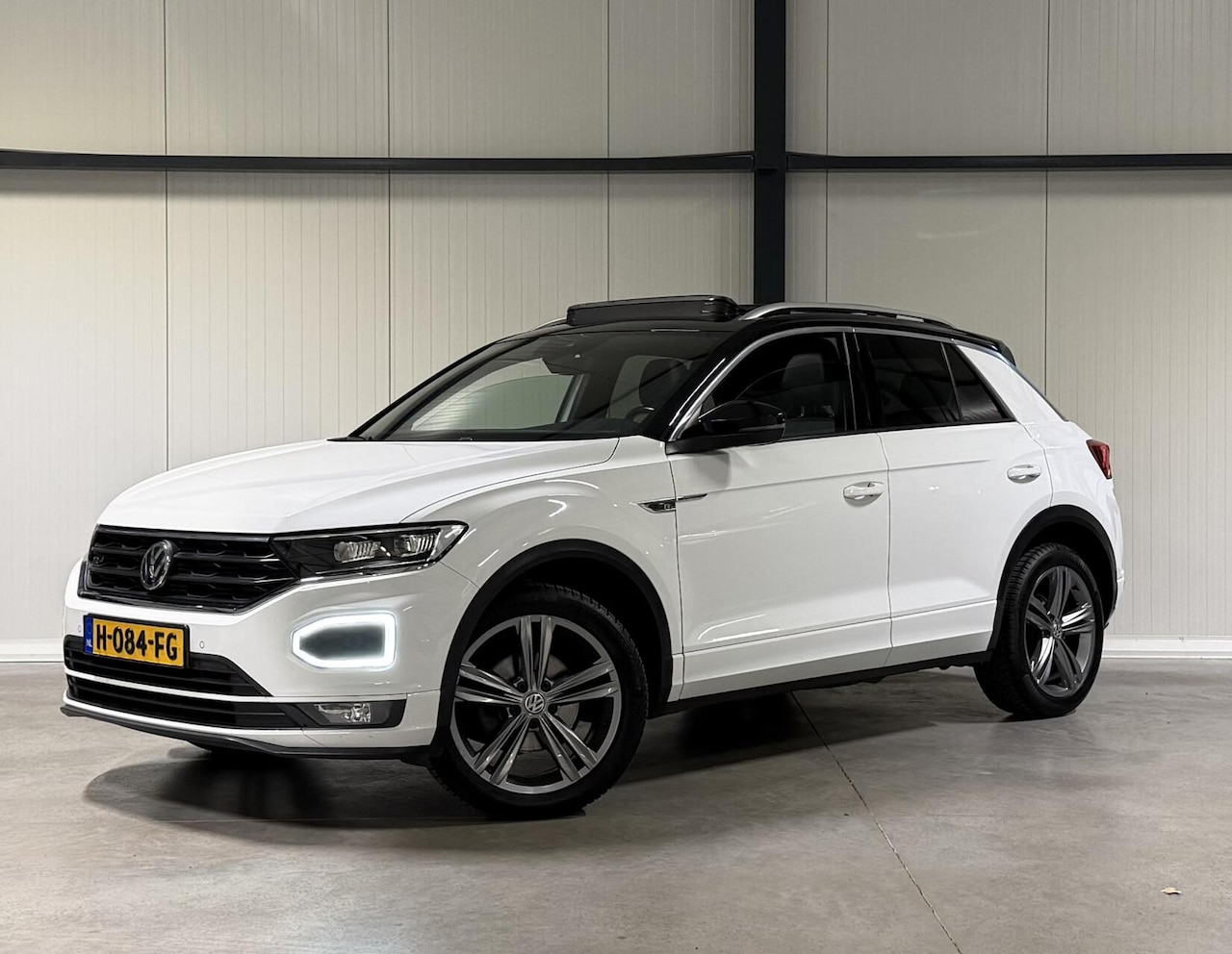 Volkswagen T-Roc - 1.5 TSI R-line Pano Virtual Trekhaak Beats - AutoWereld.nl