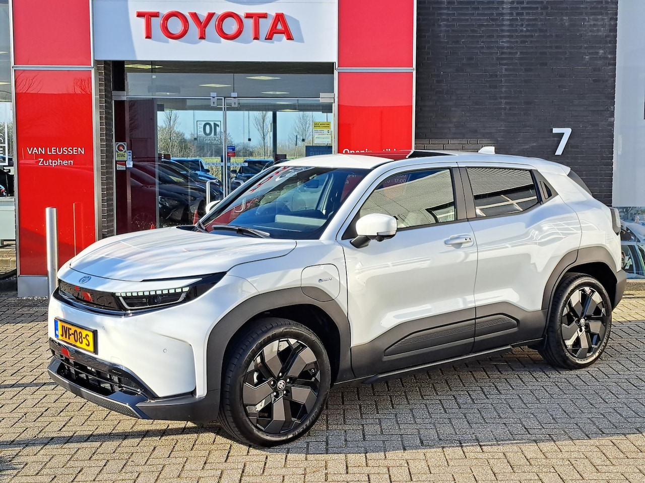 Toyota Urban Cruiser - Executive 61 kWh 360-CAMERA PANORAMADAK JBL STOEL ELEK. VERSTELBAAR - AutoWereld.nl