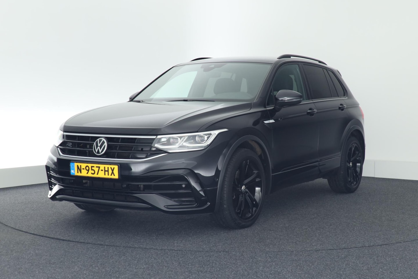 Volkswagen Tiguan - 1.5 TSI 150pk DSG 2x R-Line Black Style Leder Head-Up Stoelverwarming Virtual Cockpit Navi - AutoWereld.nl