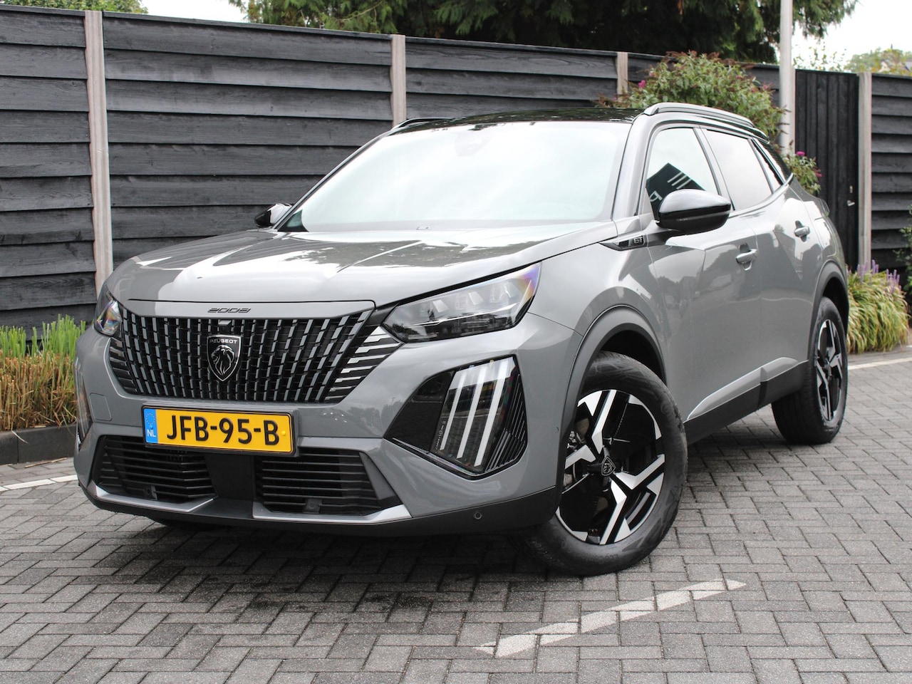 Peugeot 2008 - GT 1.2 Hybrid 136PK e-DCS6 Automaat Navigatie, Camera 360, Pano-Opendak, Adaptieve Cruise - AutoWereld.nl