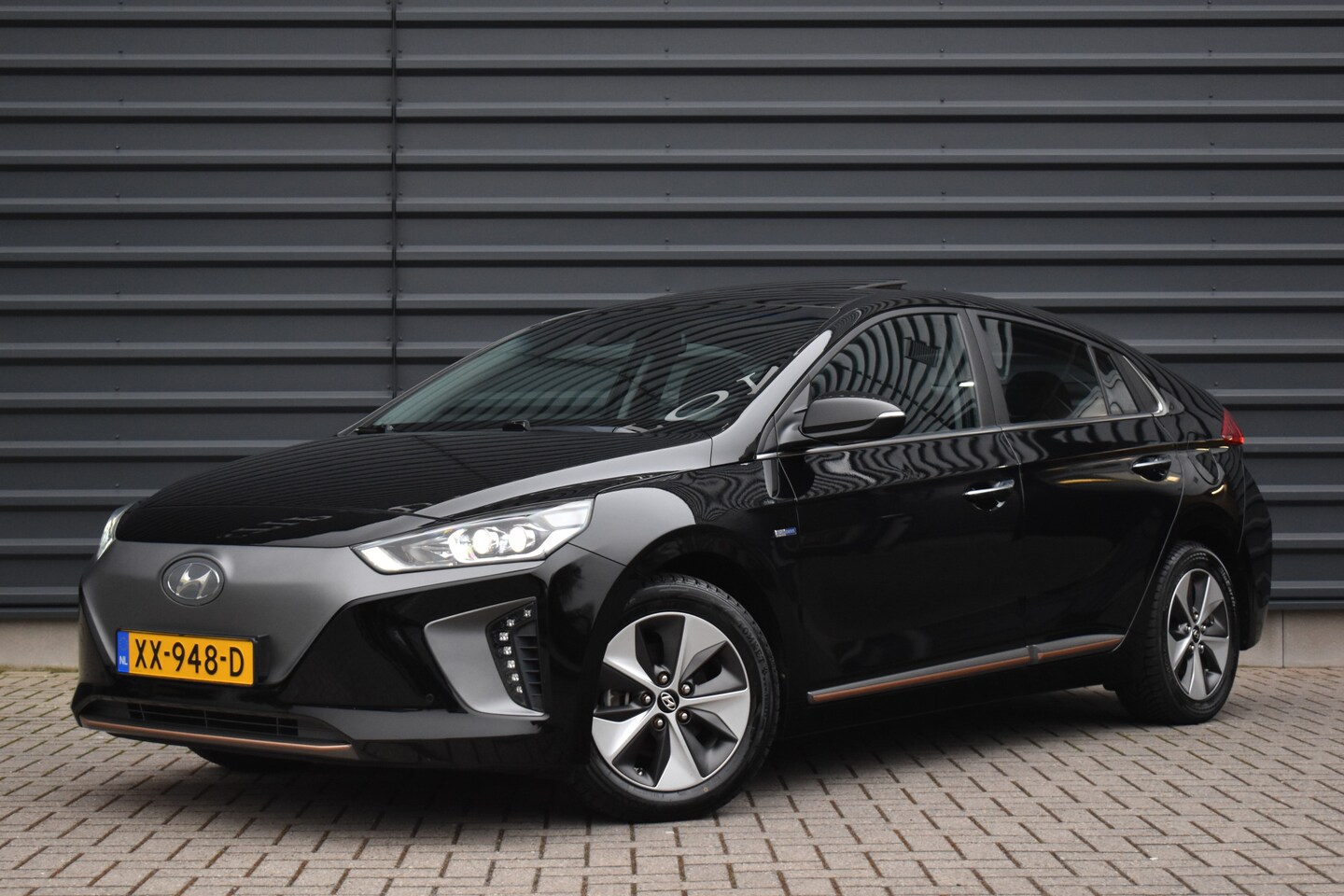 Hyundai IONIQ - Premium EV | Schuif/kanteldak | Adaptive cruise control | Lederen Bekleding | Stoelverwarm - AutoWereld.nl