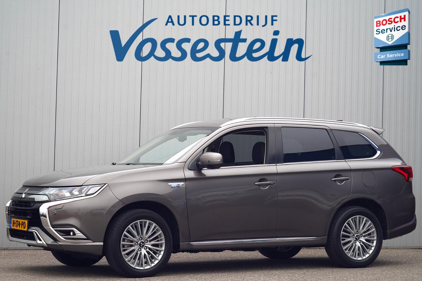 Mitsubishi Outlander - 2.4 PHEV Intense+ / 1e Eigenaar / 11dkm NAP / Schuifdak / Dealer onderhouden / Navi / Stoe - AutoWereld.nl