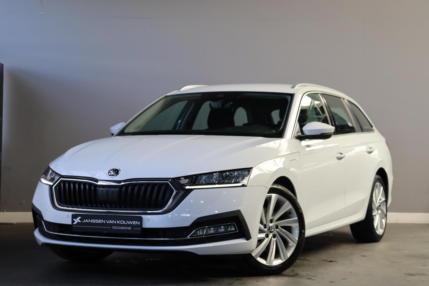 Skoda Octavia Combi - 1.4 TSI iV PHEV Business Edition SOH 94% Apple Carplay Stoelverwarming Head-Up - AutoWereld.nl