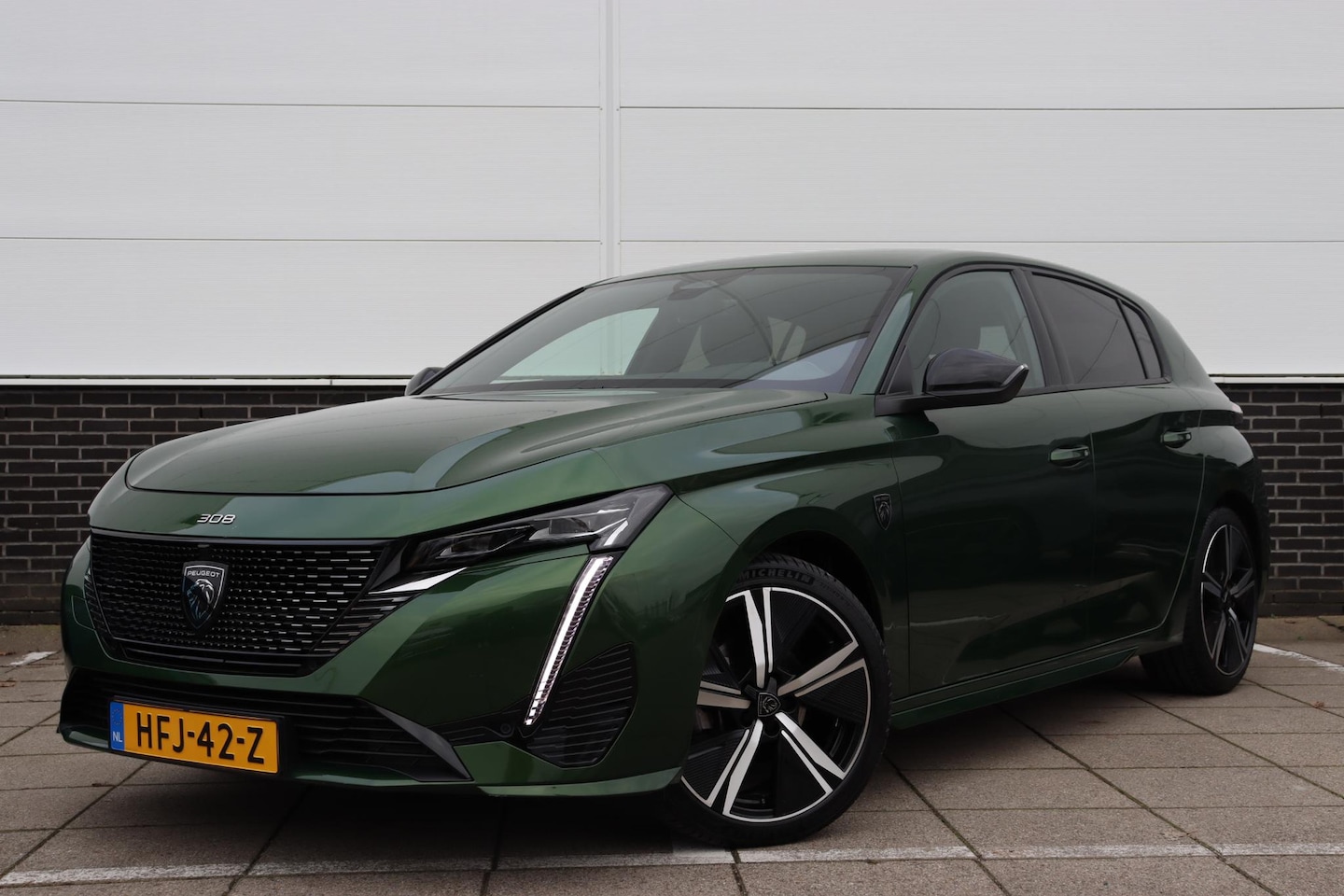 Peugeot 308 - 1.2 PureTech GT *Automaat * Navigatie * LED Koplampen * Verde Oliva - AutoWereld.nl