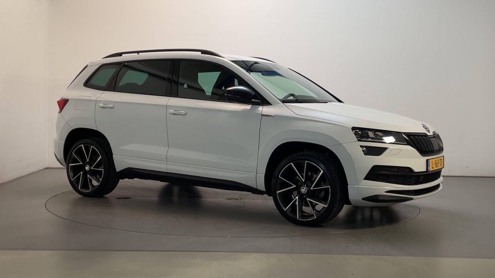 Skoda Karoq - 1.5 TSI 150pk DSG ACT Sportline Business Sfeerverlichting Camera Stoelverwarming Navigatie - AutoWereld.nl