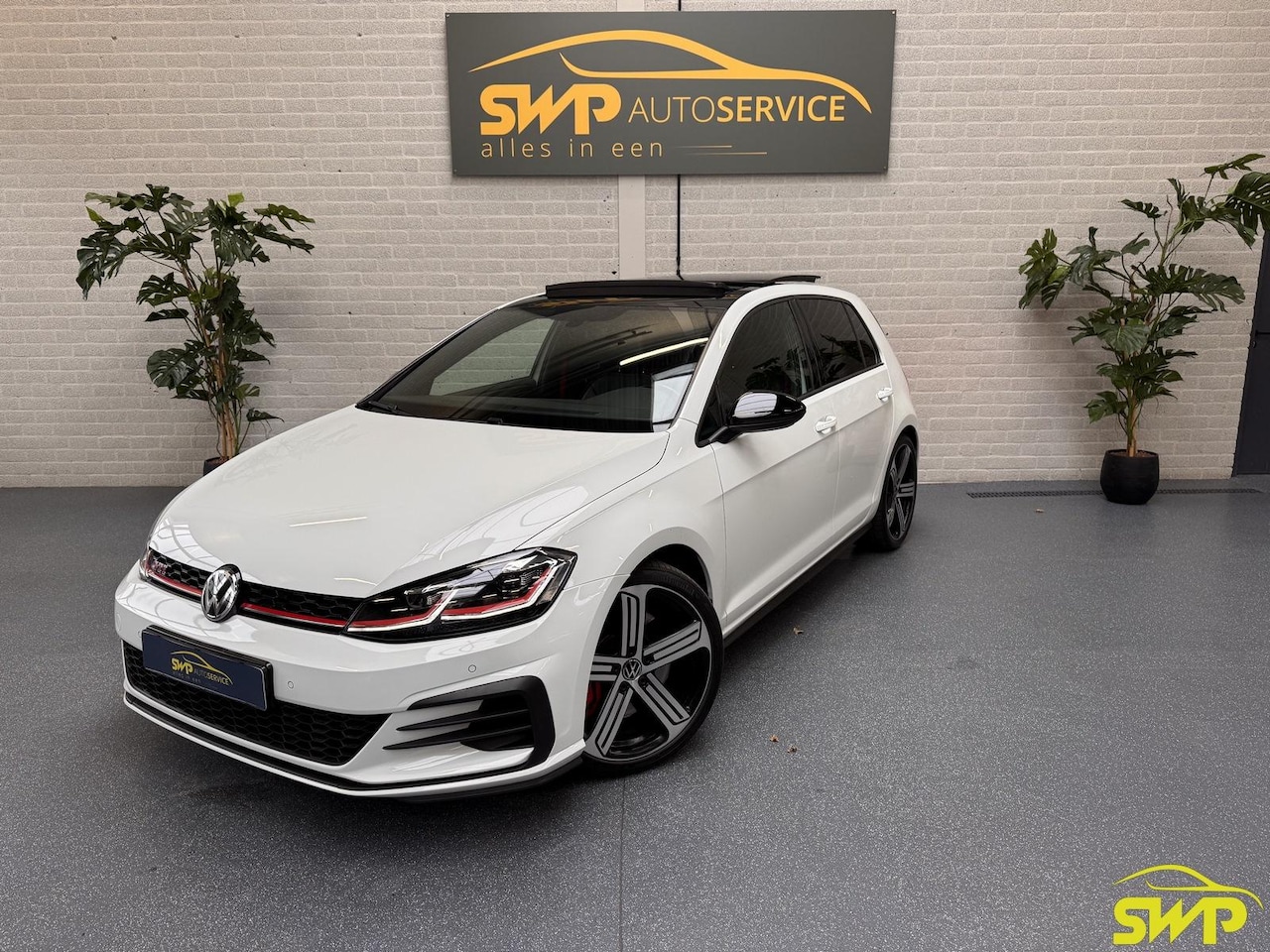 Volkswagen Golf - 2.0 TSI GTI Performance | Pano | Leer | R-velgen | ACC | Camera | Navi - AutoWereld.nl