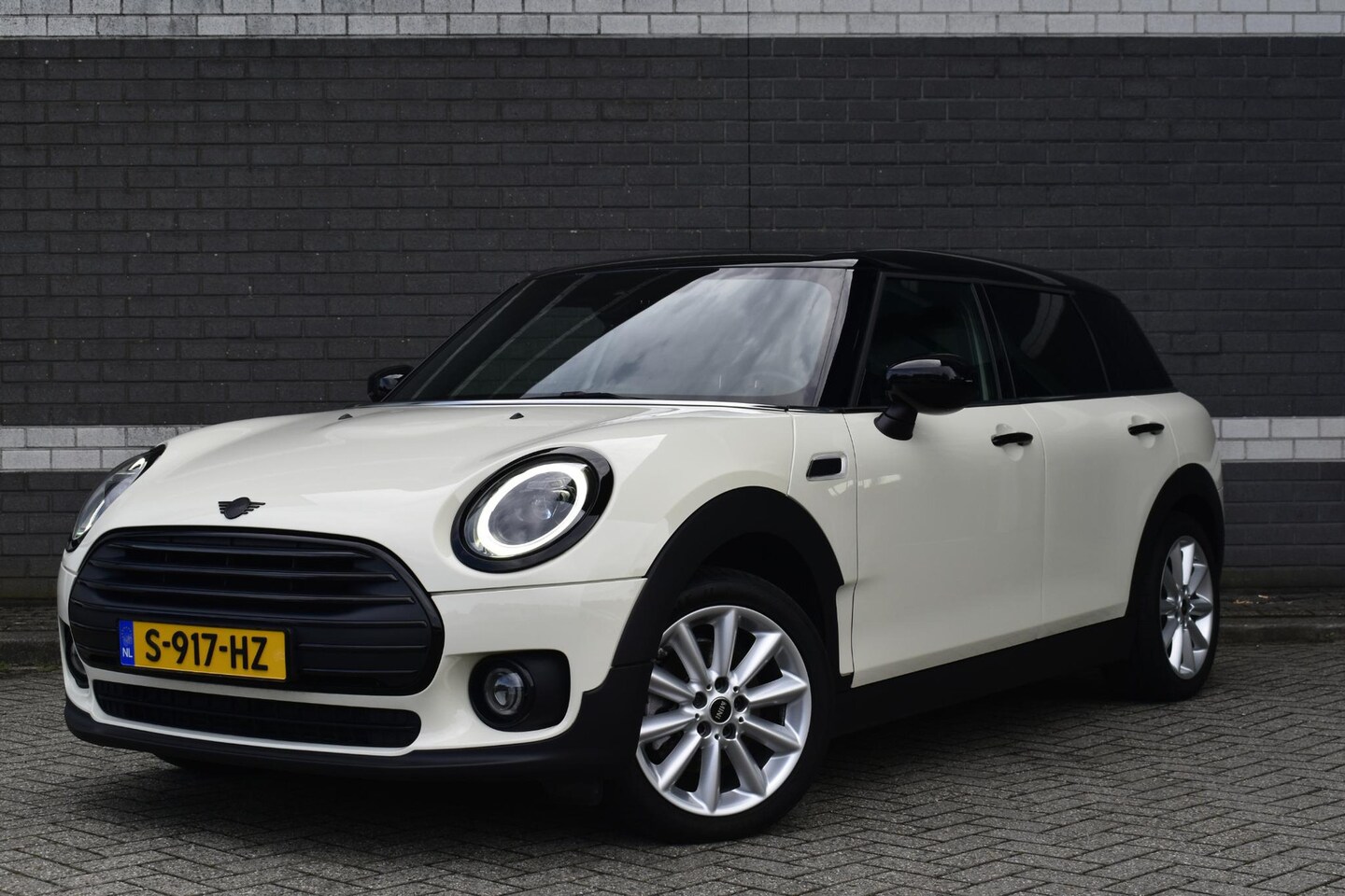 MINI Clubman - Mini 1.5 Cooper Classic / Automaat / Lederen Sportstoelen / Stoelverwarming / Camera / LED - AutoWereld.nl