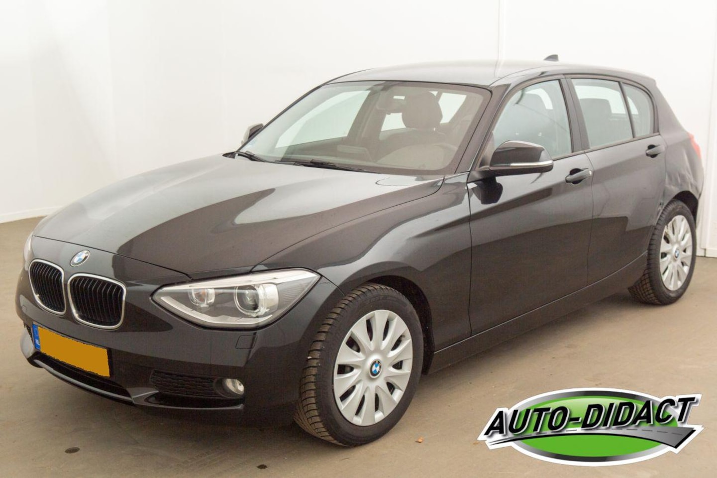 BMW 1-serie - 116i Airco Leder Navi Stoelverwarming Upgrade Edition - AutoWereld.nl
