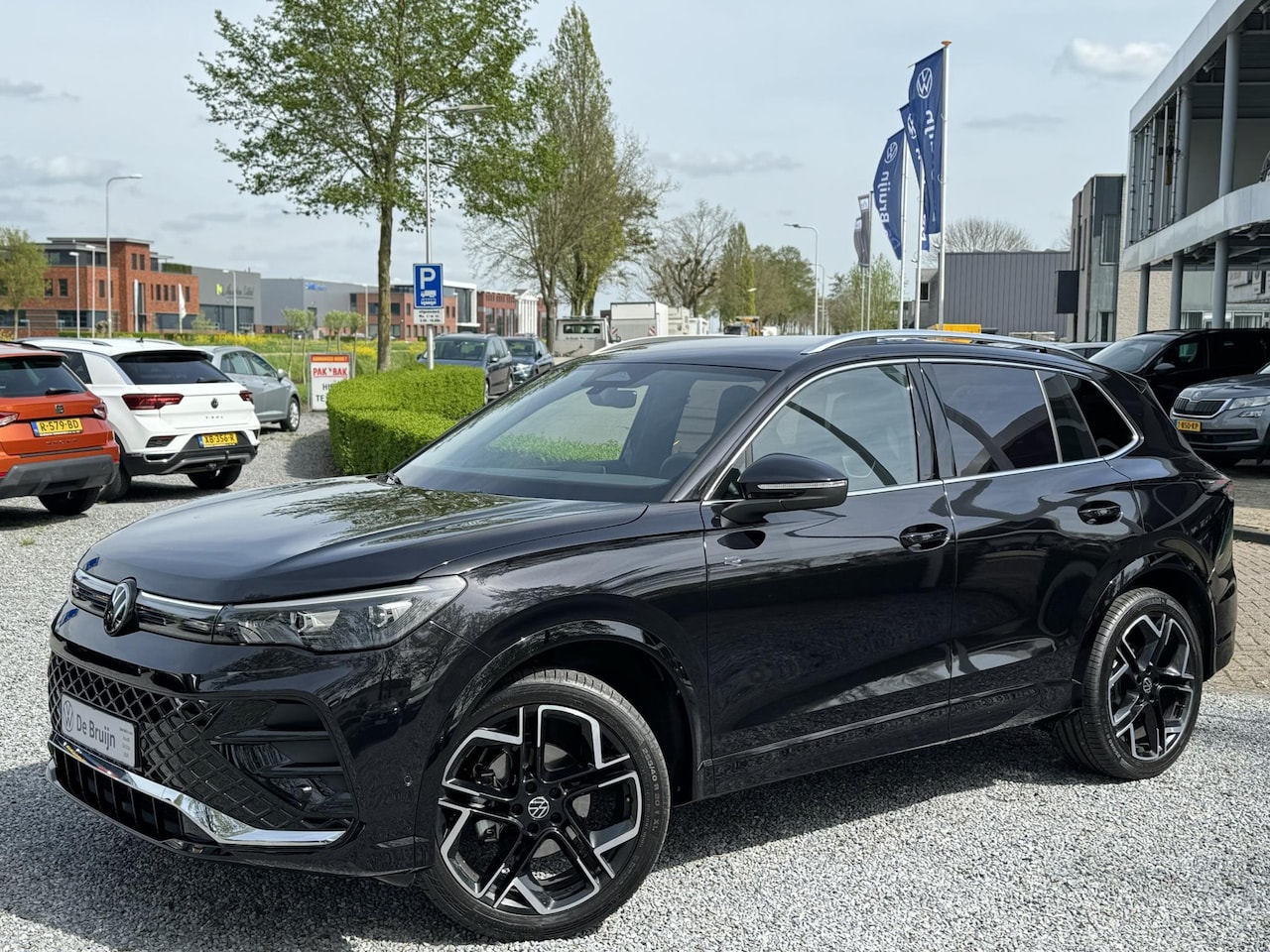 Volkswagen Tiguan - 1.5 eTSI 150pk DSG R-Line (Trekhaak,Camera,Keyless,Navi,IQ) - AutoWereld.nl