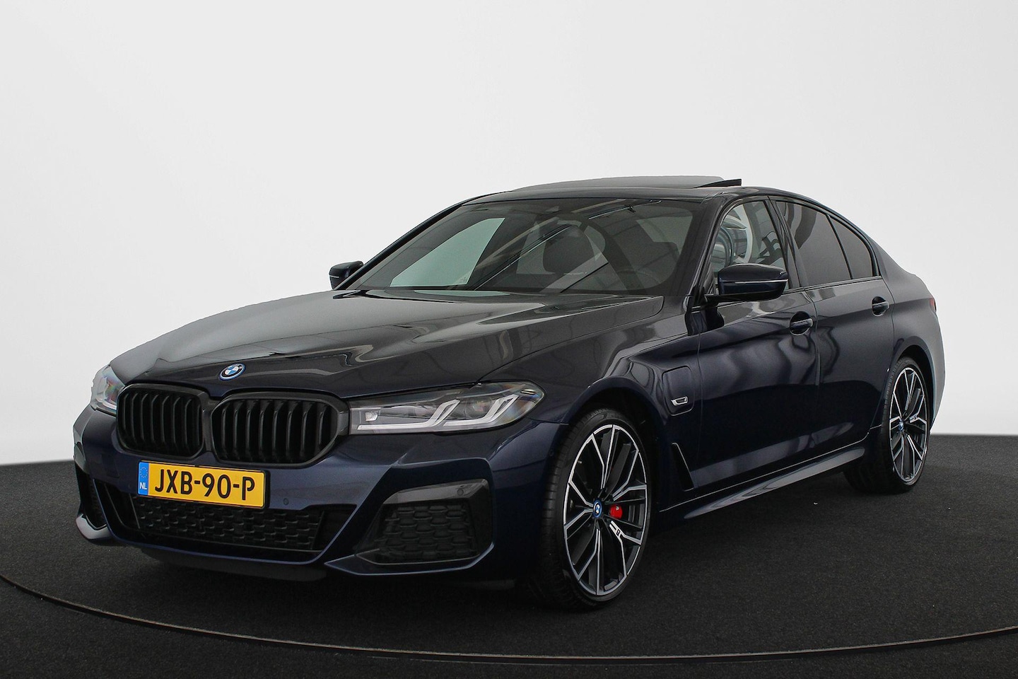 BMW 5-serie - 545e xDrive M Sport Harman Kardon Schuif-/Kanteldak Achterasbesturing 20" SOH 98% - AutoWereld.nl