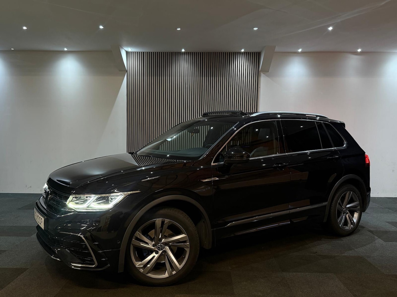 Volkswagen Tiguan - 1.5 TSI R-Line Business+ Pano l Leder l Keyles l Ambient l Camera l Carplay l Blindspot l - AutoWereld.nl