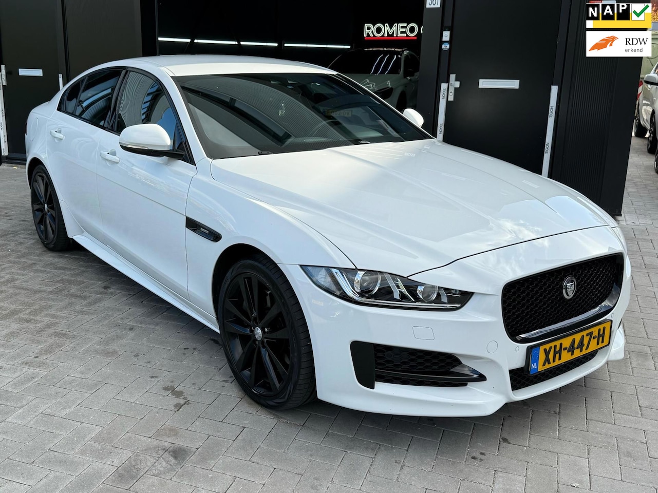 Jaguar XE - 2.0t AWD 300 Sport / Black Pack / Digitale dash - Inruil mogelijk - AutoWereld.nl
