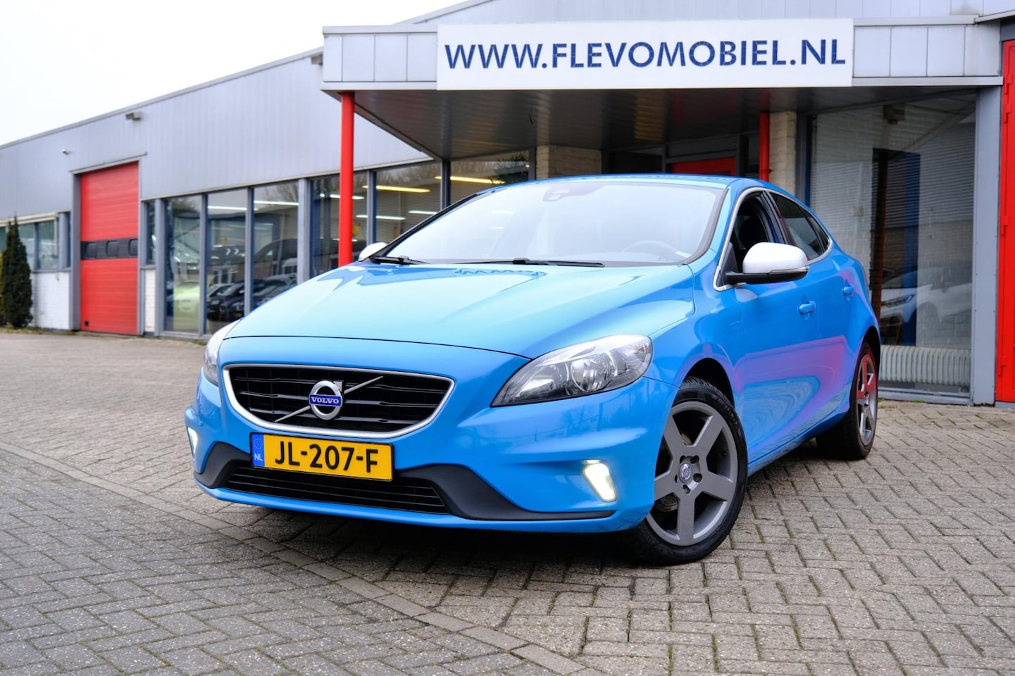Volvo V40 - 2.0 D2 R-Design Airco|LMV|Leder-Alcantara - AutoWereld.nl