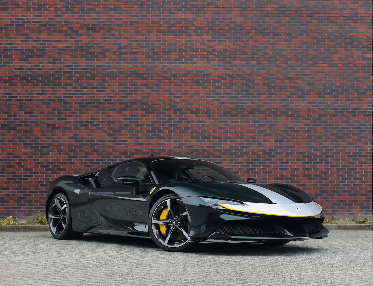 Ferrari SF90 Stradale - 4.0 V8 | Atelier - Verde Zeltweg - Extended Fiorano - AutoWereld.nl