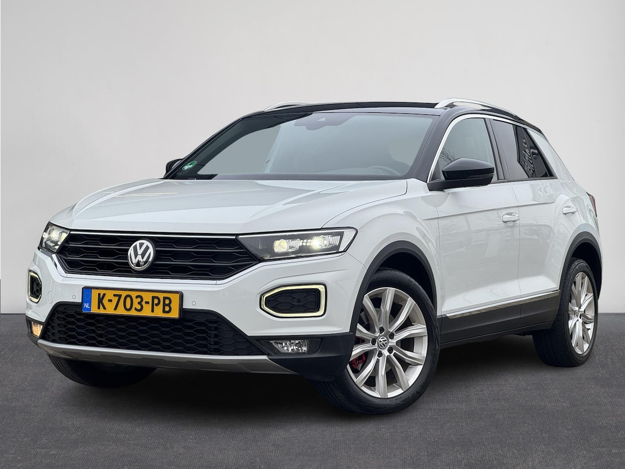 Volkswagen T-Roc - 1.5 TSI Sport | Airco | Carplay | Camera | Parkeersensor voor/achter | Winter-pakket | LM - AutoWereld.nl