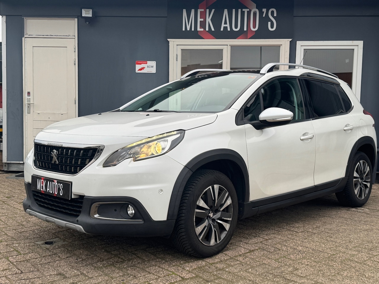 Peugeot 2008 - 1.2 PureTech Allure|Pano|Navi|Climate|Leer|1e Eig|Trekhaak - AutoWereld.nl