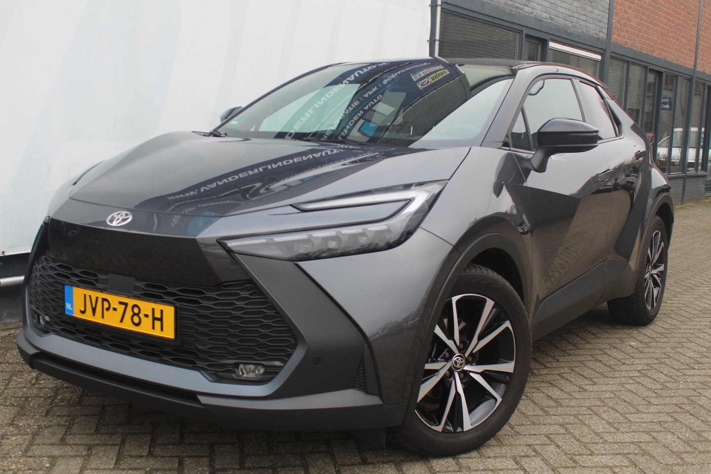 Toyota C-HR - 1.8 Hybrid 140 First Edition All weather banden l Stuur + Stoel verwarming l Dodehoek sens - AutoWereld.nl