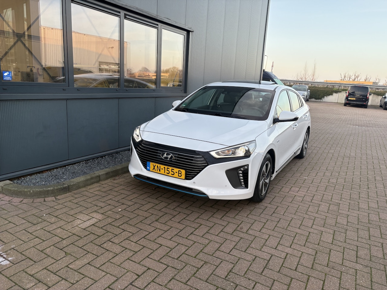 Hyundai IONIQ - 1.6 GDi Hybrid Premium Automaat SCHUIFDAK/LEDER/CAMERA/TREKHAAK/WINTERPACK - AutoWereld.nl