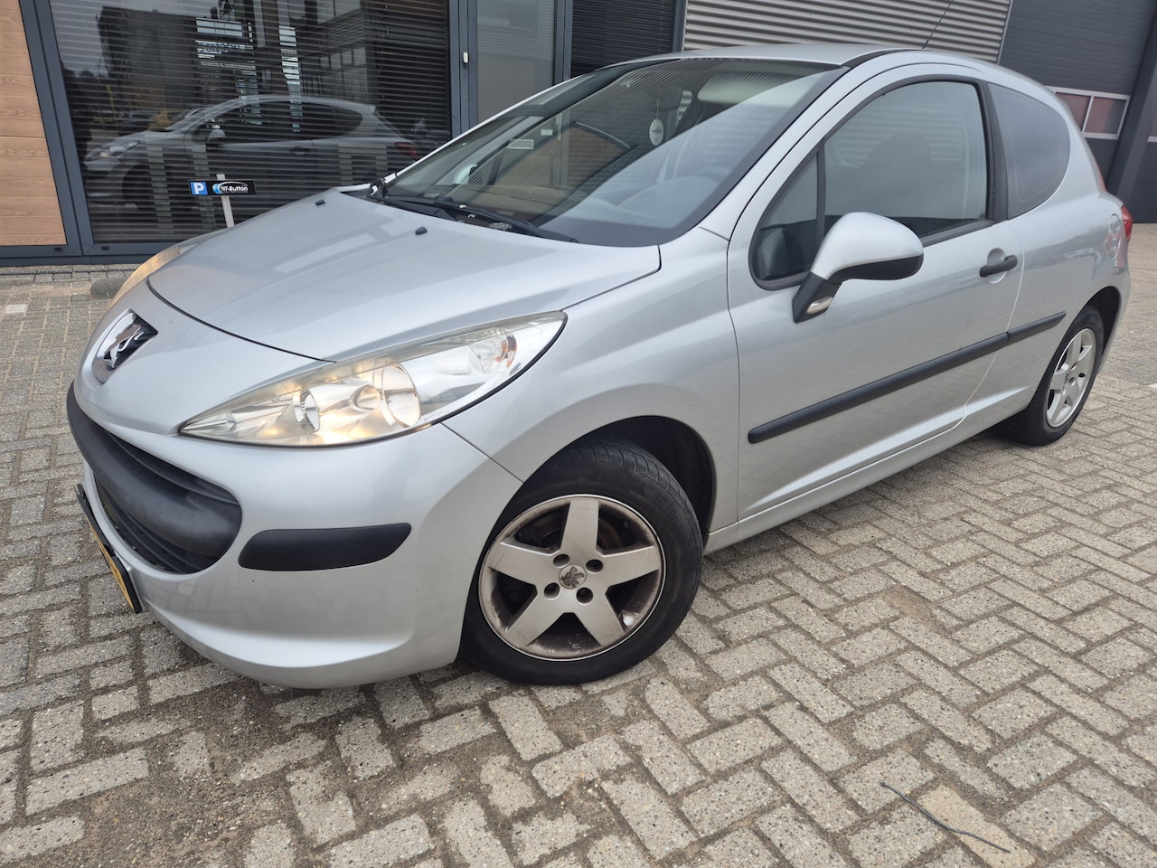 Peugeot 207 - 1.4-16V XR motor rookt!! PRIJS 499,- 3 deurs LM - AutoWereld.nl